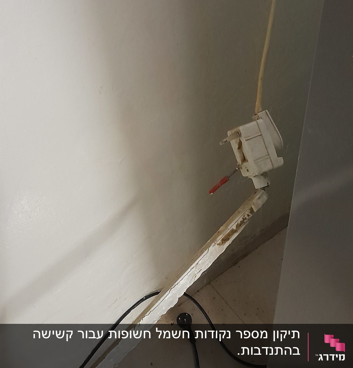 שקע חשמלי עם חוטים חשופים על הקיר